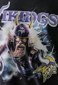 Schwarzes T-Shirt mit einem grafischen Motiv eines furchtlosen Wikingers mit einem lila Helm und Hörnern, umgeben von Blitzeffekten und dem Wort "Wikinger" in Lila.