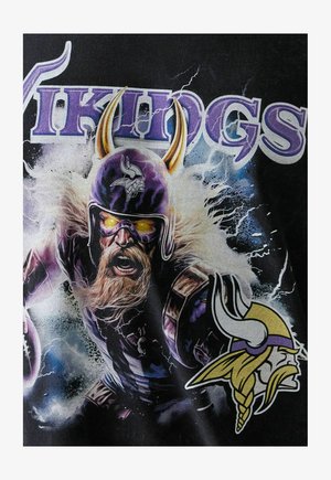 Schwarzes T-Shirt mit einem grafischen Motiv eines furchtlosen Wikingers mit einem lila Helm und Hörnern, umgeben von Blitzeffekten und dem Wort "Wikinger" in Lila.