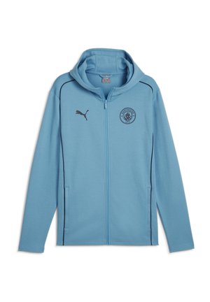 Hellblauer Zip-Hoodie mit Kapuze, schwarzen Akzenten und einem Manchester City-Logo auf der Brust. Aus weichem Material gefertigt.