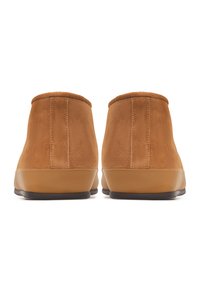 Bruine suede enkellaarsjes met een gladde textuur, ronde vorm en een contrasterende beige rubberen zool. Minimalistisch stikseldetail.