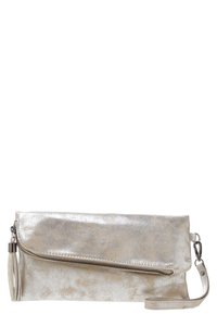 Bolso de mano metálico plateado con una textura suave, solapa plegable, detalle de cremallera frontal y una correa de muñeca desmontable.