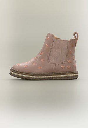 Bottine rose pour enfants avec panneau latéral élastique et petits motifs cœurs, semelle marron et languette à l'arrière.