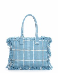 Niebieska pleciona torba z frędzlami, geometrycznym wzorem w kratę z białymi akcentami oraz solidnymi uchwytami w formie pętli. Wytrzymała faktura tkaniny.