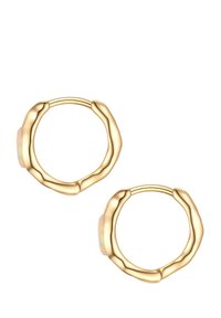 Arany karika fülbevalók hullámos, texturált dizájnnal, melyek minden karikán egy kör alakú, opálos kiegészítőt tartalmaznak. Magas fényű felület.