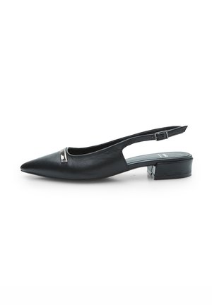 Chaussure slingback en cuir noir avec un bout pointu, un petit talon carré et un accent métallique sur l'ouverture en forme de V.