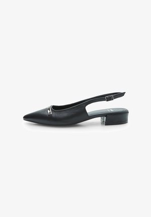 Chaussure slingback en cuir noir avec un bout pointu, un petit talon carré et un accent métallique sur l'ouverture en forme de V.