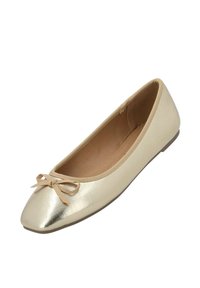 Ballerina piatta in metallo dorato con superficie texturizzata, punta affusolata e piccolo fiocco decorativo sul davanti. Fodera interna morbida e tacco basso.
