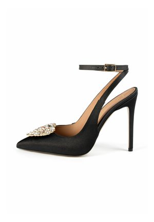 Décolleté stiletto nera in raso con punta affusolata, cinturino alla caviglia e una grande decorazione di gioielli davanti. Texture liscia, finitura lucida.