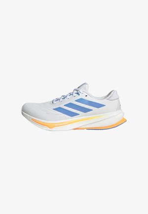 Zapatilla de correr blanca con rayas azules, suela de amortiguación en naranja y amarillo, y texto "DREAMSTRIKE+" en el lateral.