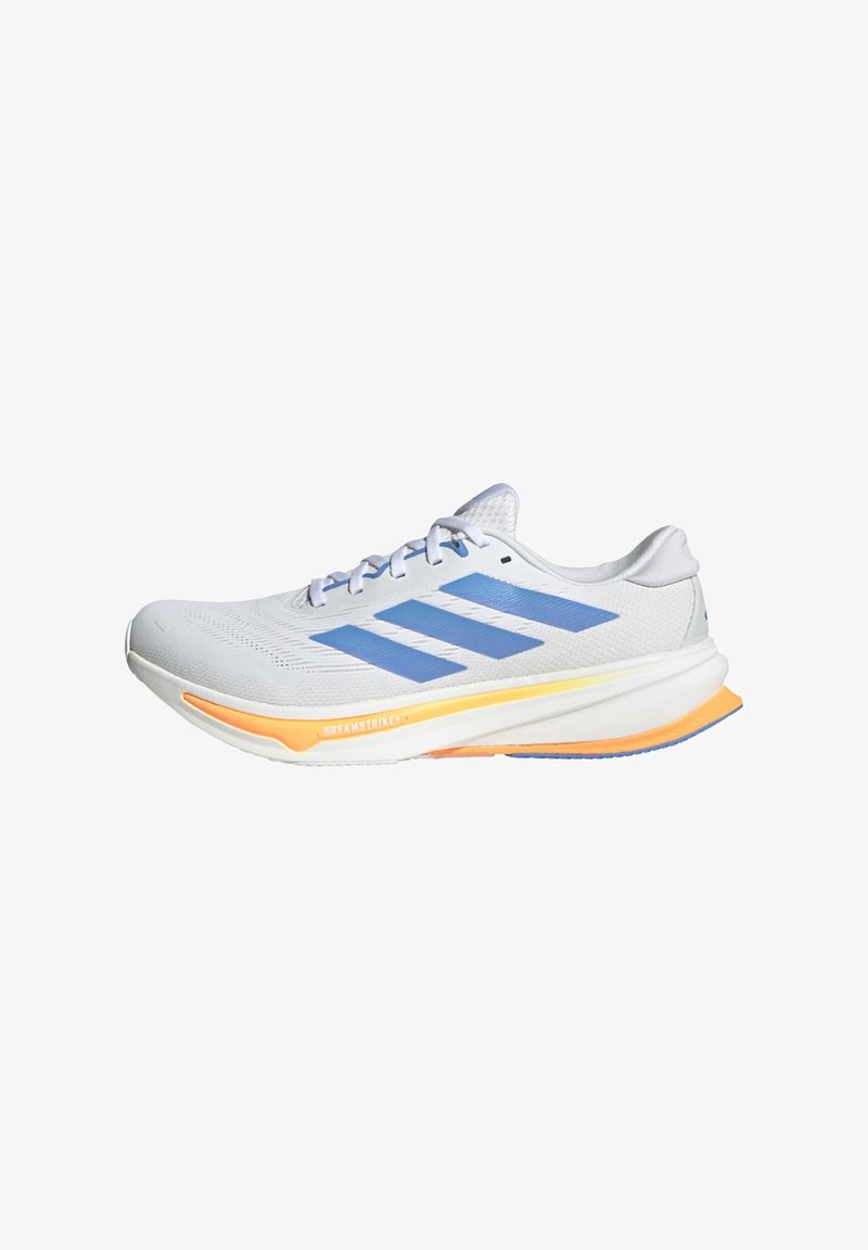 Zapatilla de correr blanca con rayas azules, suela de amortiguación en naranja y amarillo, y texto "DREAMSTRIKE+" en el lateral.