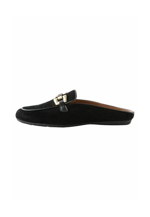 Juodas zomšiniai slip-on loafer tipo bateliai su žemu profiliu, puošti dekoratyvine aukso spalvos sagtimi ir lygiu odos akcentu prie atidarymo ir šono.