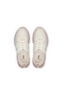 Scarpe da corsa bianche in rete con suole rosa, caratterizzate da un design con lacci, dettagli con logo e una tomaia testurizzata per la traspirabilità.