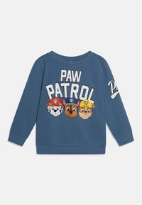Niebieska bluza z nadrukiem tekstu "PAW PATROL" oraz rysunkowymi psimi twarzami: dalmatyńczyka, rottweilera i bulldoga. Długie rękawy, ściągacze na mankietach.