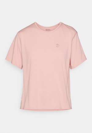 Vaaleanpunainen lyhythihainen t-paita, jossa on pyöreä kaula-aukko, valmistettu pehmeästä kankaasta. Rinnassa on pieni kirjailtu logo.