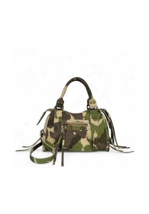 Petit sac à main avec motif camouflage vert et marron, doubles poignées, poche zippée à l'avant et longue bandoulière amovible.
