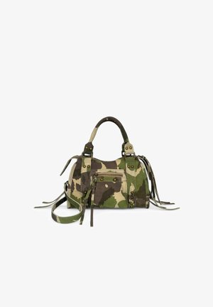 Petit sac à main avec motif camouflage vert et marron, doubles poignées, poche zippée à l'avant et longue bandoulière amovible.