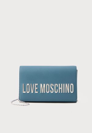 Teal värvi nahast õlakott hõbedaste "LOVE MOSCHINO" tähestikuga. Omab kettstrap ja sujuvat tekstuuri, samuti on sellel ristkülikukujuline kuju.