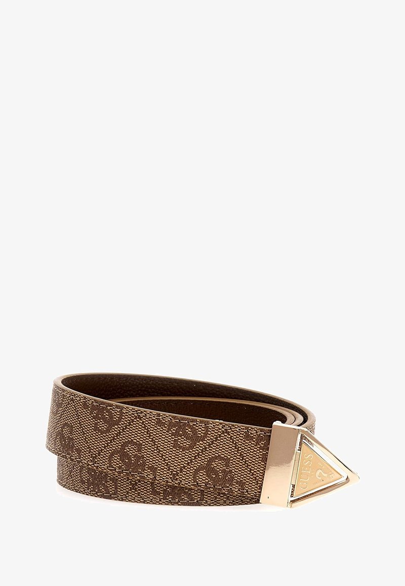 Bruine riem met patroon en een gladde afwerking, voorzien van een driehoekige metalen gesp met een logo-accent en een strakke vormgeving.