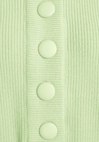Zelený žebrovaný cardigan s pěti světle zelenými kulatými knoflíky na přední straně, který zdůrazňuje texturovanou pletenou látku.