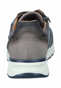 Baskets pour hommes avec une combinaison de cuir gris foncé et d'accents bleus, semelle rembourrée et sangle ajustable pour un bon maintien.