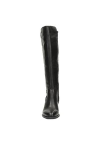 Bota de cuero negro hasta la rodilla con un diseño elegante, que presenta un zipper lateral, punta redonda y textura suave.