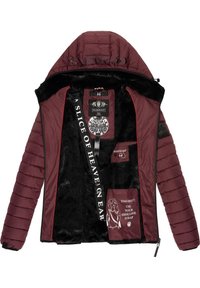 Burgundowa ocieplana kurtka z sztucznym futrem w środku, z kapturem, czerwonymi przeszyciami oraz wieloma wewnętrznymi kieszeniami z nadrukowanym tekstem.