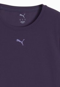 Σκούρο μοβ μπλουζάκι Puma με στρογγυλή λαιμόκοψη και ορατά λογότυπα Puma τυπωμένα στο εσωτερικό της λαιμόκοψης και στο στήθος.