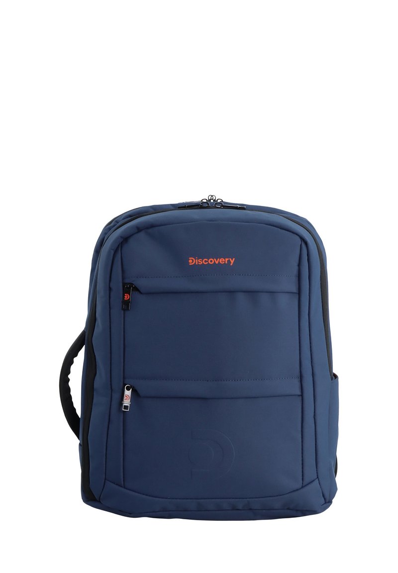 Mochila de tela azul con un compartimento principal con cremallera, bolsillo frontal, diseño curvado, acentos negros y logo de "Discovery" en naranja.