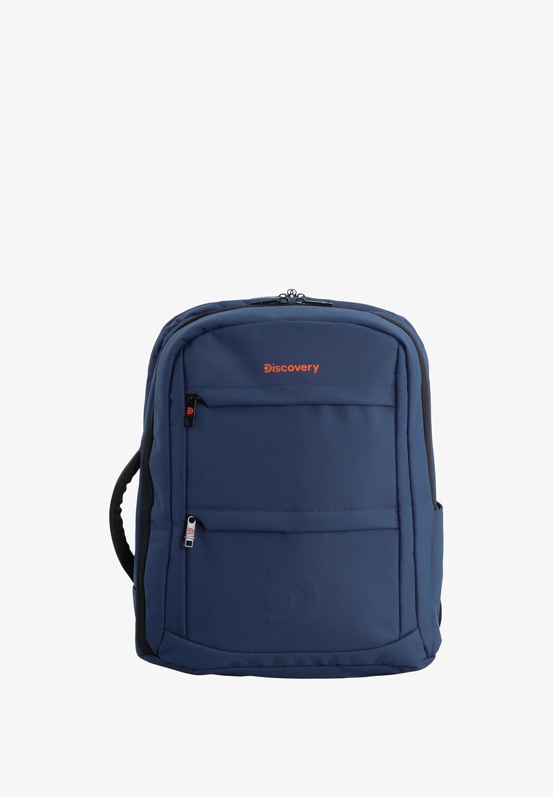 Mochila de tela azul con un compartimento principal con cremallera, bolsillo frontal, diseño curvado, acentos negros y logo de "Discovery" en naranja.