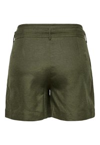 Shorts en lin vert olive avec une taille élastique, des poches latérales et une texture lisse. Présente une coupe décontractée et un design simple.