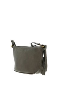 Sac bandoulière en cuir gris avec une finition texturée, une fermeture éclair supérieure et une bandoulière amovible avec des accents de quincaillerie dorée.