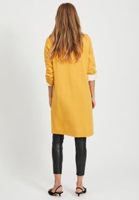 VILA VIRIL DRESS - Strikkjoler - mineral yellow