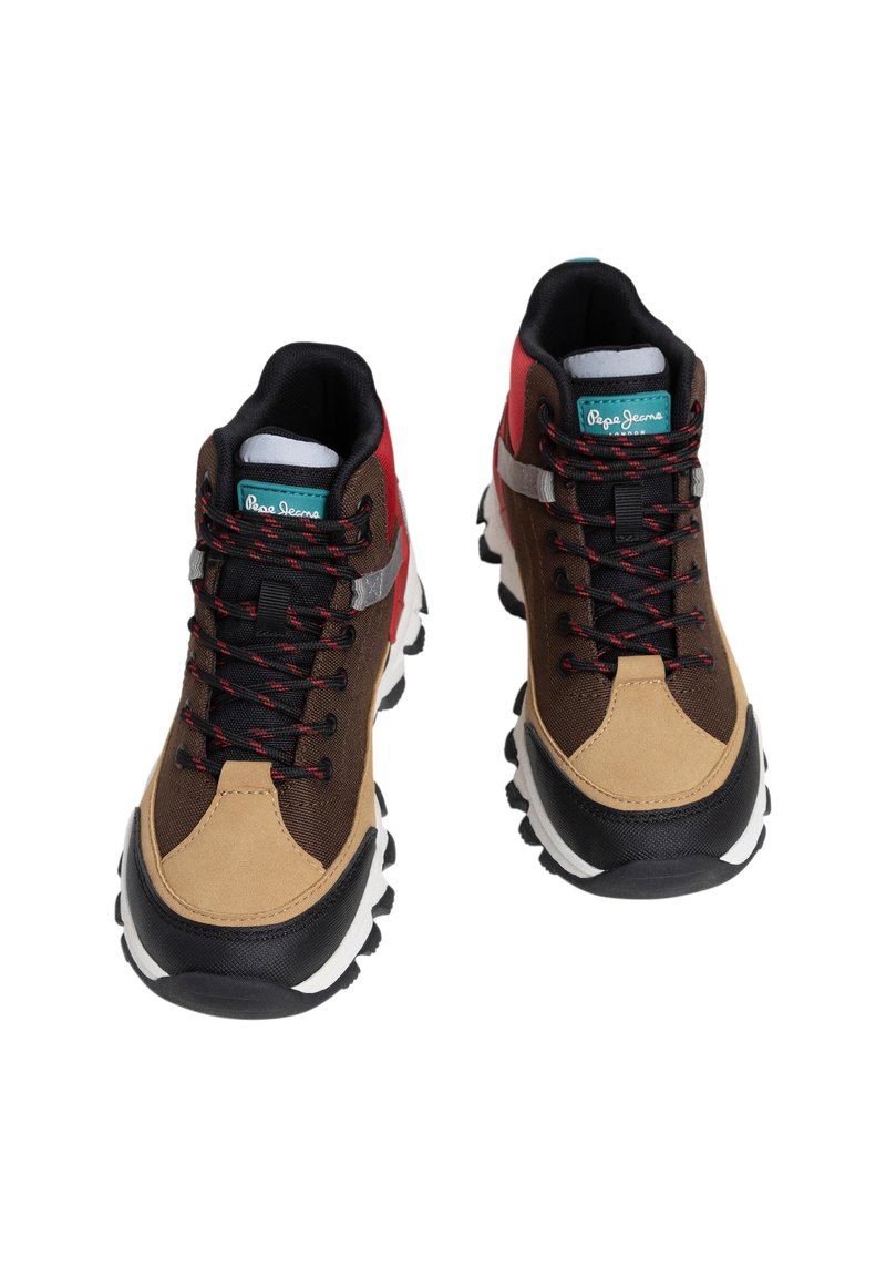 Braune und rote Outdoorschuhe mit schwarzen Akzenten, strukturiertem Stoff und robusten Sohlen. Sie verfügen über ein Schnürdesign und ein Logoetikett auf der Zunge.