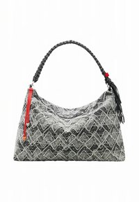 Sac d'épaule gris à motifs avec une poignée tressée, muni d'un tire-zip rouge, d'un tissu texturé et d'un design chevron distinctif.