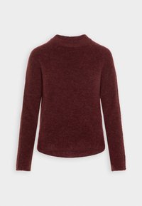 Pull en tricot bordeaux à manches longues, col rond et finition texturée, avec un ourlet légèrement arrondi en bas.