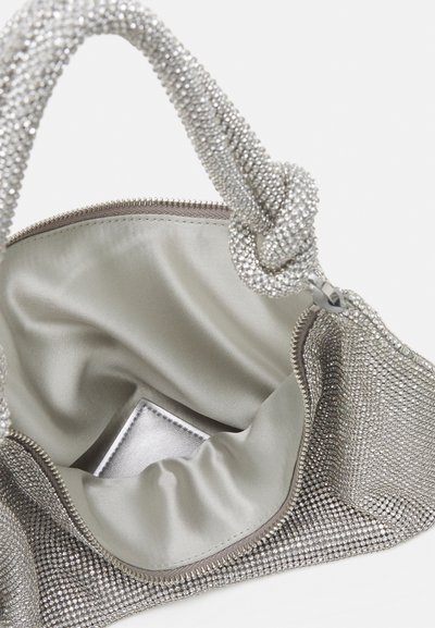 Silver nätväska med en texturerad yta och knuten handtag; slät satininteriör; dragkedjestängning; liten silveraccent synlig inuti.