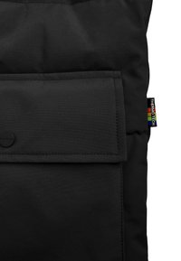 Zwarte gewatteerde jaszak met een klep die beveiligd is met een zwarte drukknoop, voorzien van een klein, veelkleurig Thermo Tech stoflabel aan de rechterkant.