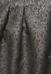 Tamsių atspalvių tekstūruotas audinys su metaliniu blizgesiu, turintis subtilų raštą ir minkštą kritimą, tinkantis įvairiems drabužiams.