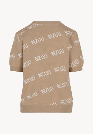 Beige gebreide top met korte mouwen, voorzien van een geribbelde zoom en manchetten, met een patroon van herhaalde diagonale witte "BIZUU"-tekst over de gehele stof.