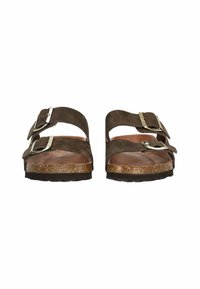Brune ruskindsandaler med to justerbare stropper med sølvspænder, en korksål og en tekstureret sort gummisål.
