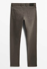 Vue arrière d'un pantalon marron ajusté avec deux poches arrière et passants pour ceinture, posé à plat sur un fond blanc.