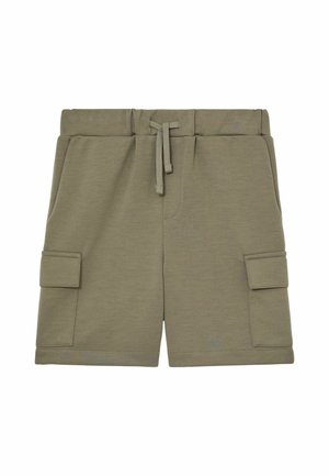 Short cargo vert olive pour enfants avec taille élastique, cordon, poches latérales et poches à rabat sur les jambes.