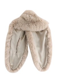 Beżowe kapcie z imitacji futra z gładkim satynowym wnętrzem, uformowane tak, aby wygodnie pasowały do stóp. Miękka faktura z puszystym wykończeniem i zaokrąglonymi krawędziami.