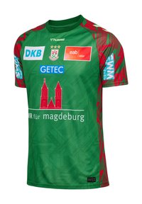 Groene sporttrui met rode accenten, voorzien van een geometrisch patroon, ronde hals en meerdere sponsorlogo's in verschillende kleuren.