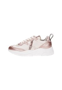 Sneaker rosa e metallico con pannelli lisci e testurizzati, suola chunky bianca e linguetta decorativa sul retro con motivo rettile.