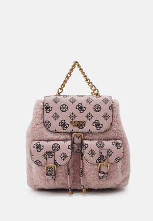 Sac à dos rose duveteux avec motifs logo Guess noirs, poignée chaîne en or, et trois poches avant avec boucles et fermeture à cordon.