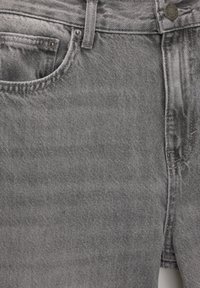 Jeans din denim gri cu o suprafață texturată, design cu cinci buzunare, închidere cu buton metalic și detalii cusute de-a lungul cusăturilor.