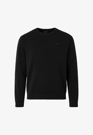 Zwarte gebreide trui met een ronde hals, geribbelde manchetten en zoom. Heeft een klein, subtiel logo op de borst. Zachte textuur.