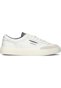 Sneaker in pelle bianca con dettagli in camoscio, punta rotonda e suola in gomma spessa. Presenta il logo del marchio e lacci beige. Design piatto classico.