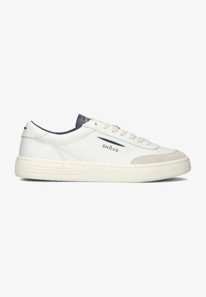 Sneaker in pelle bianca con dettagli in camoscio, punta rotonda e suola in gomma spessa. Presenta il logo del marchio e lacci beige. Design piatto classico.